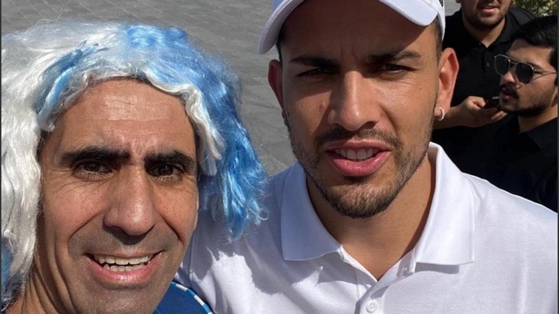 Marcelo con el mediocampista Leandro Paredes.