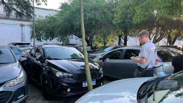 Agentes municipales labraron actas a coches frente al cementerio La Piedad.