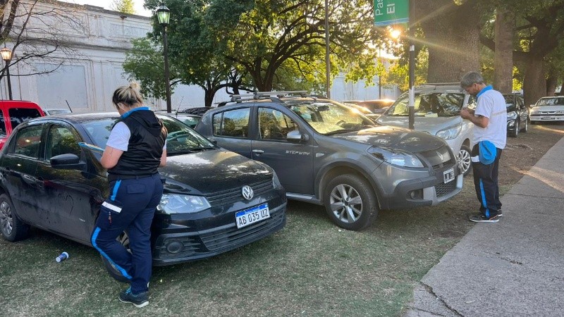 Agentes municipales labraron actas a coches frente al cementerio La Piedad.