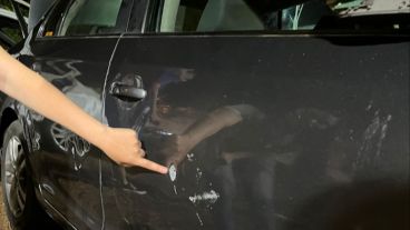 El disparo impactó contra la puerta del acompañante donde viajaba la novia del conductor.