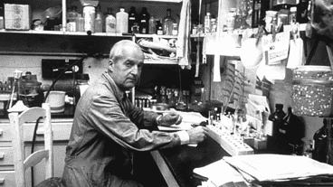 Luis Leloir, en el humilde laboratorio en el que realizó sus investigaciones.