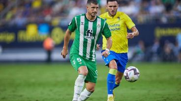 El volante de 28 años salió del partido con una molestia muscular, a 23 días del comienzo del Mundial.