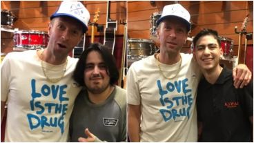 Chris Martin con vendedores de una tienda de instrumentos.