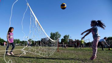 Recreación y deportes para los chicos de barrio Ludueña en el Club Padre Montaldo.