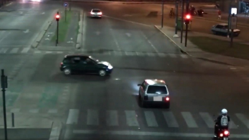 Un vehículo cruza en rojo y queda al borde de impactar con otro.