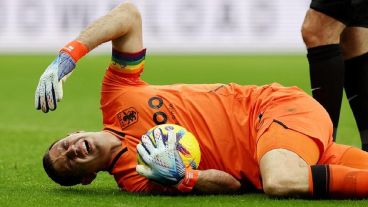Los gestos de dolor del arquero después del rodillazo que sufrió en la cabeza.
