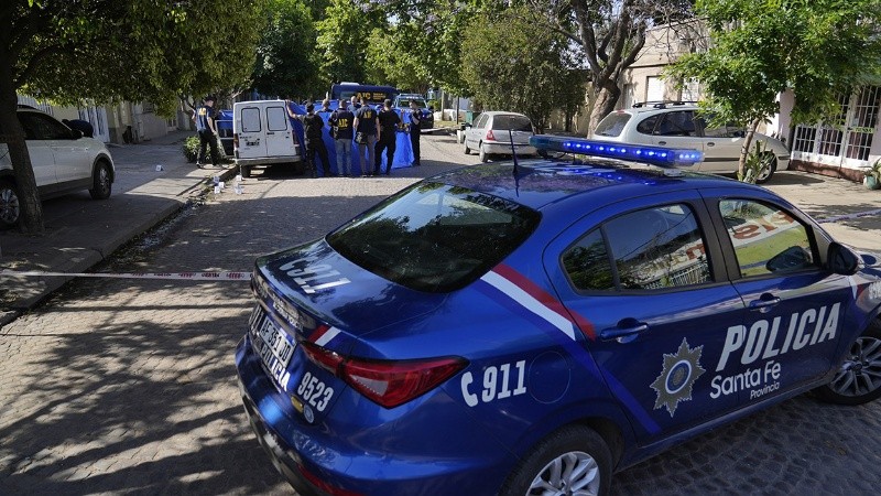La víctima tenía cuatro impactos de bala en la zona de la espalda y fue encontrada dentro de una Fiat Fiorino color blanca en Felipe Moré al 3700.