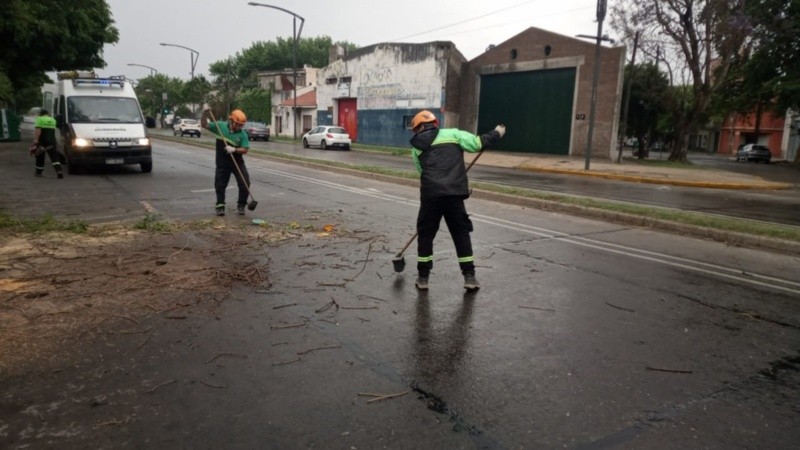 Personal de Defensa Civil trabajaba en distintas zonas de la ciudad.