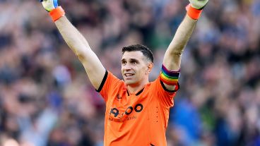 Emi Martínez asustó a todos a tres semanas de la Copa pero está bien.