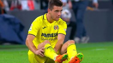 Captura del momento en que el rosarino cae al césped tras la lesión.