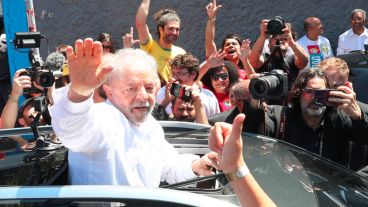 Lula saluda a simpatizantes luego de votar por la mañana en San Pablo.