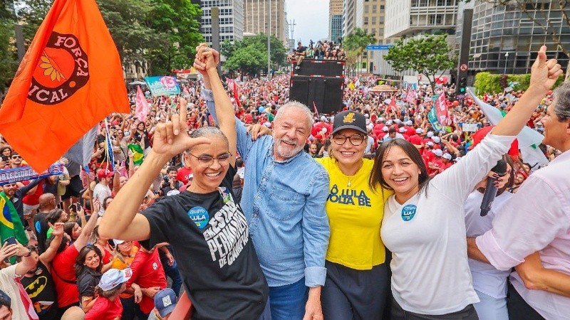 Lula cerró su campaña ante una multitud y confirmó su favoritismo en las encuestas.