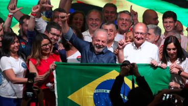 "Gobernaré para 215 millones de brasileños, no solo para los que votaron por mí", señaló.
