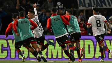 Todos celebran con Banega, que fue a trabar y de rebote la embocó.