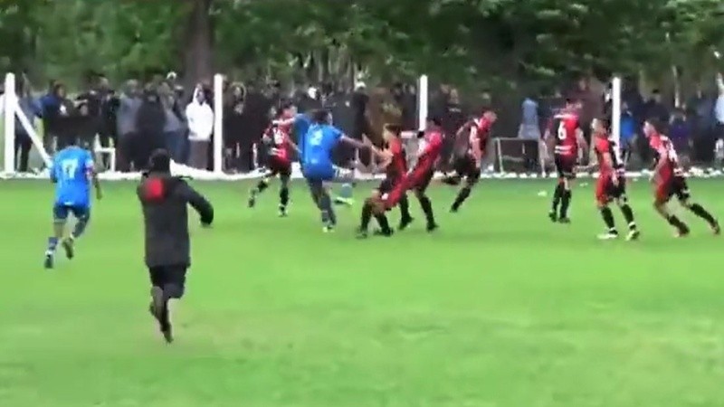 Se pegaron entre futbolistas y volaron objetos desde afuera.