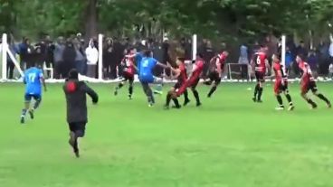 Se pegaron entre futbolistas y volaron objetos desde afuera.