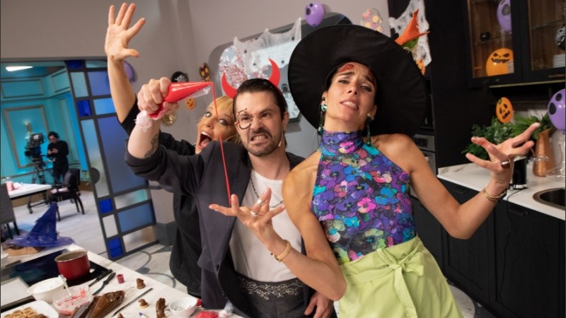 Juana Viale junto al actor Felipe Colombo y la chef Jimena Monteverde.