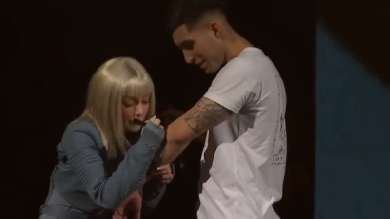 Momento en que la cantante firma el brazo del fanático. 