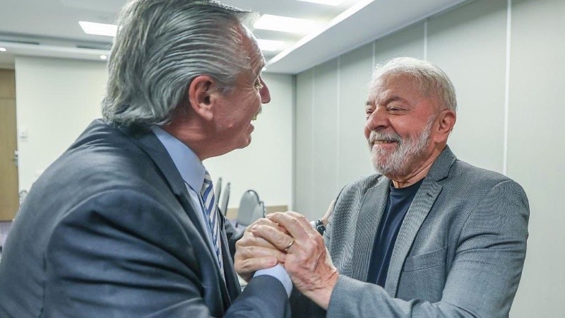 Fuerte abrazo y apretón de manos en el reencuentro de los mandatarios en Brasil.