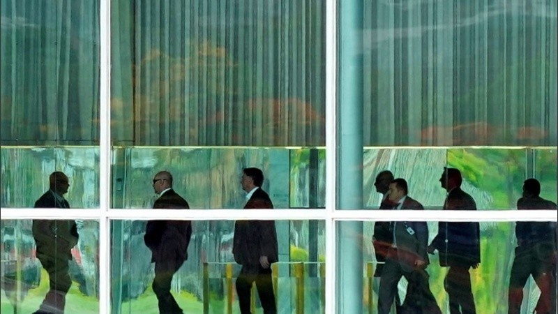 El presidente de Brasil, Jair Bolsonaro, recorre los pasillos del Palacio de la Alvorada tras la derrota.