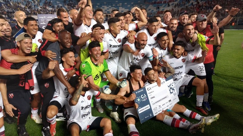 Los futbolistas de Patronato celebran el histórico título logrado en Mendoza.