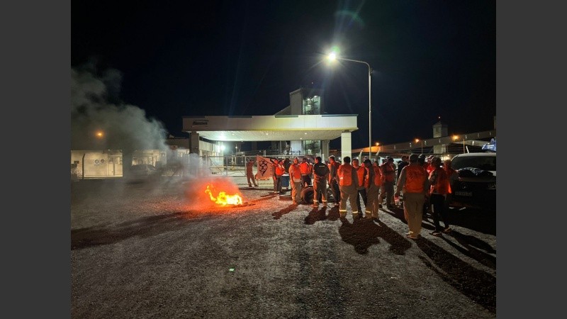 Estibadores protestan frente a los muelles cerealeros