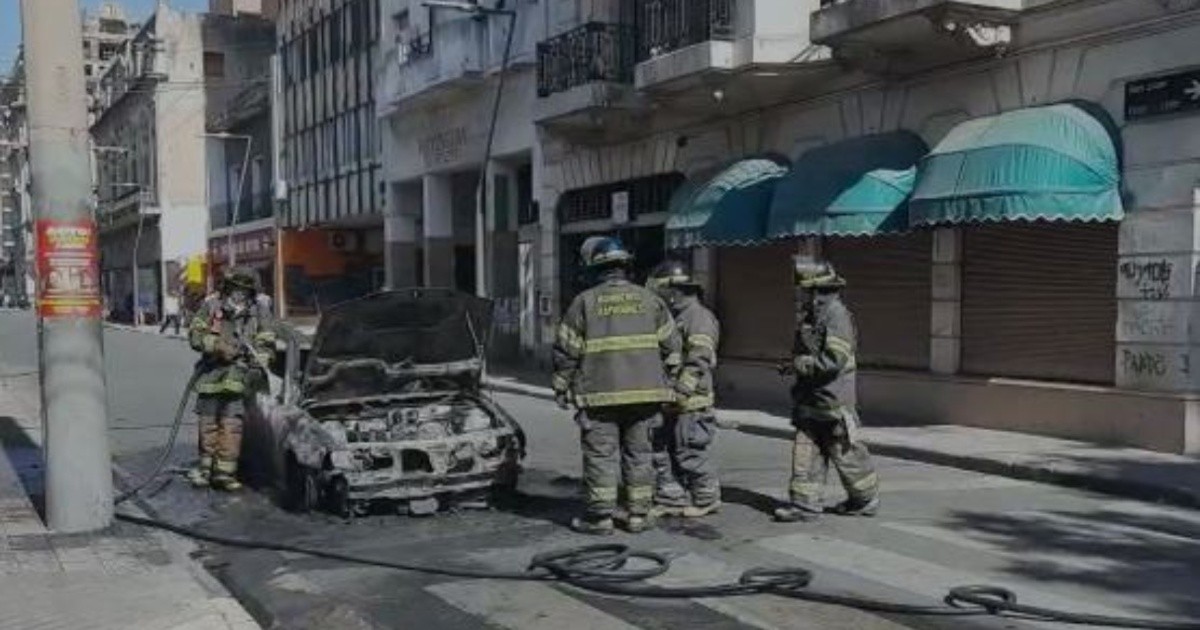 Susto en pleno centro: un auto se prendió fuego mientras circulaba ...