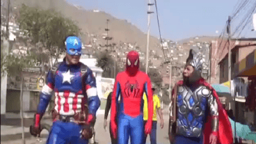 Disfrazados del Capitán América, Spiderman y Thor, las fuerzas policiales peruanas entraron a la casa de una banda criminal.