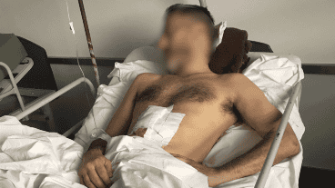 El hombre fue apuñalado y se salvó de milagro. Además, le gatillaron tres veces.