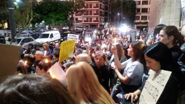 La nutrida movilización fue en calle Balcarce al 1600.