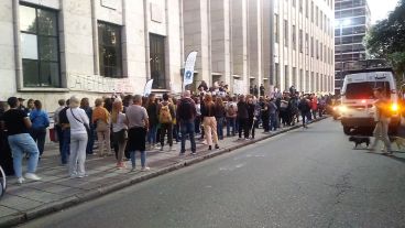 La nutrida movilización fue en calle Balcarce al 1600.