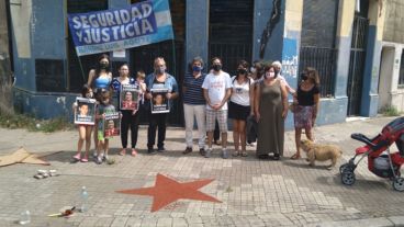 Vecinos de barrio Agote en el reclamo de seguridad y la estrella roja de recuerdo a Damián.