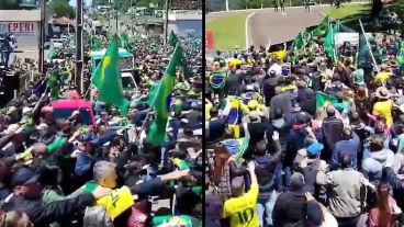 Polémico gesto durante el himno cantado en la manifestación.