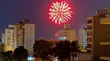 Uno de los fuegos artificiales que se vieron explotar desde el centro.