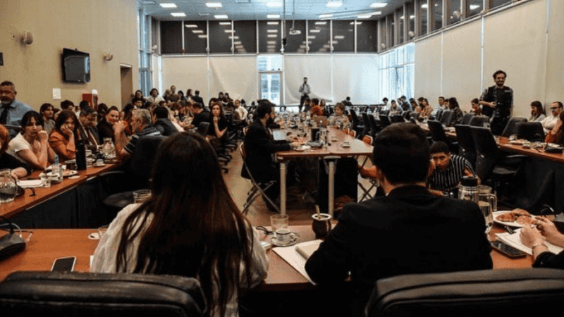 Mesa vacía a la derecha. El debate retomó el plenario del 22 de septiembre pasado.