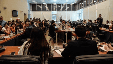 Mesa vacía a la derecha. El debate retomó el plenario del 22 de septiembre pasado.