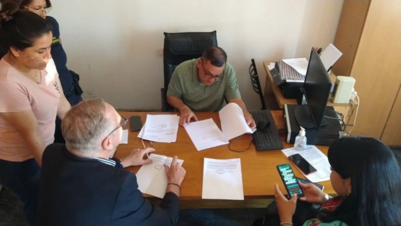 El fiscal Marcelo Fontana junto con personal de la Secretaría de Derechos Humanos de la provincia en la DDI de Lomas de Zamora.