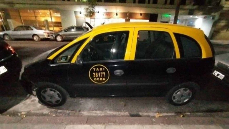 El taxi del chofer que agredió al pasajero.
