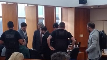 Los tres imputados quedaron en libertad tras comprometerse a pagar una caución por 3 millones de dólares en propiedades.