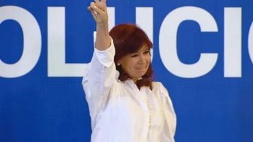 La vicepresidenta cristina Kirchner se mostró emocionada en el ingreso al acto de la UOM.