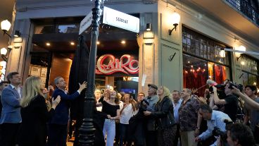 El momento en que descubren los carteles en Santa Fe y Sarmiento.