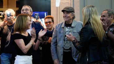 Serrat estuvo presente este viernes por la noche en la esquina del bar El Cairo.