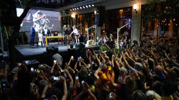 Serrat estuvo presente este viernes por la noche en la esquina del bar El Cairo.