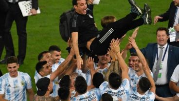 La Scaloneta se prepara para viajar a Qatar y los utileros trabajan para que no les falte nada en la concentración.