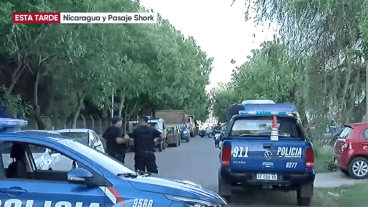 La escena del doble homicidio y el personal policial trabajando en la zona.