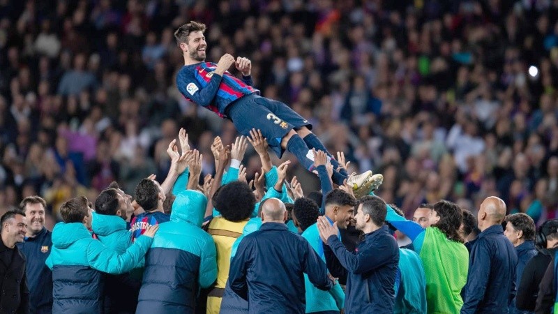 El defensor vuela por los aires del Camp Nou en su despedida. 