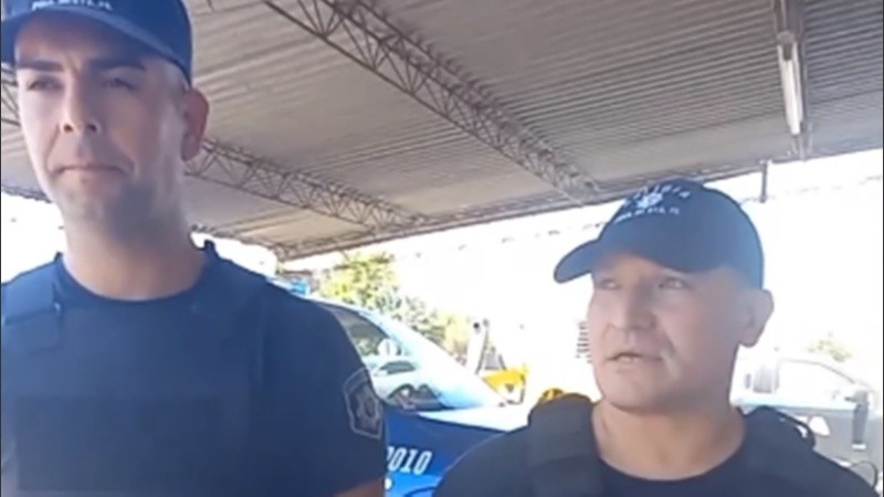 Los agentes que intervinieron para salvar al bebé.