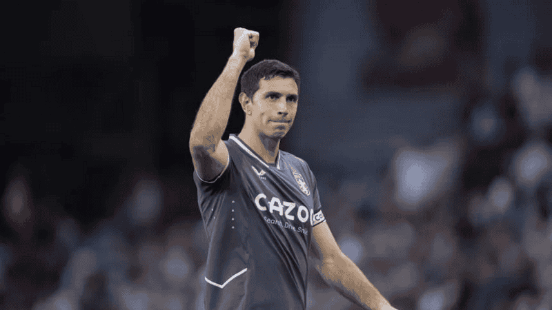 Dibu Martínez se lució durante el partido frente al Manchester United.