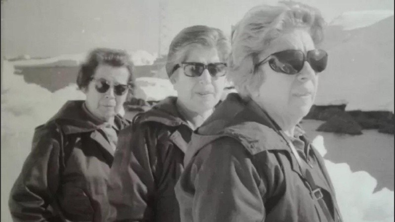 Bernasconi (última a la izquierda), junto a dos de las colegas durante la expedición de 1968.