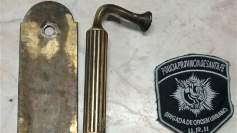 El modesto botín de bronce.